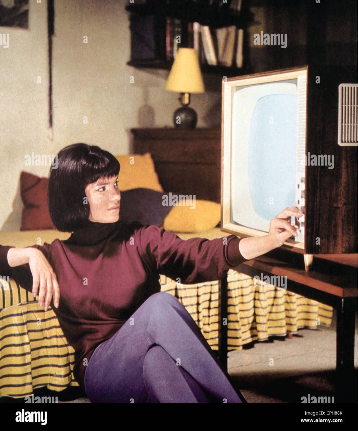 Trasmissione, televisione, spettatore davanti a un televisore, pubblicità per televisori RFT, Germania orientale, circa 1962, diritti aggiuntivi-clearences-non disponibile Foto Stock