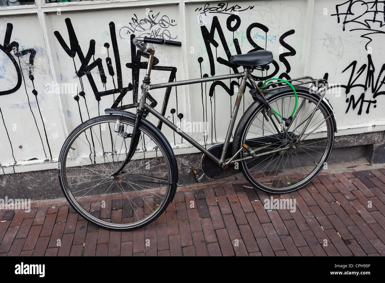 In bicicletta sulle strade di Amsterdam, Paesi Bassi Foto Stock