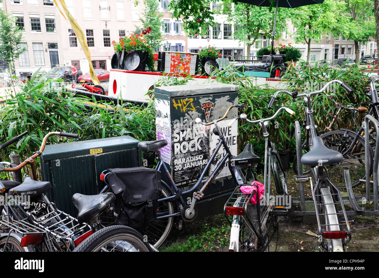Biciclette per le strade di Amsterdam, Paesi Bassi Foto Stock