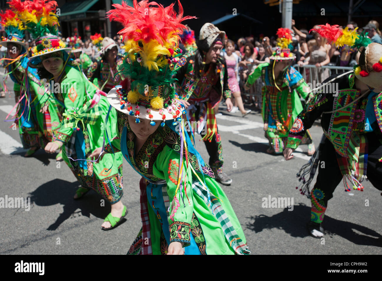 Ispanico ballerini eseguono su Broadway a New York nella sesta annuale parata di danza Foto Stock