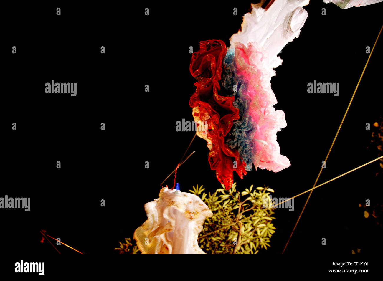 Abiti su uno stendibiancheria Foto Stock