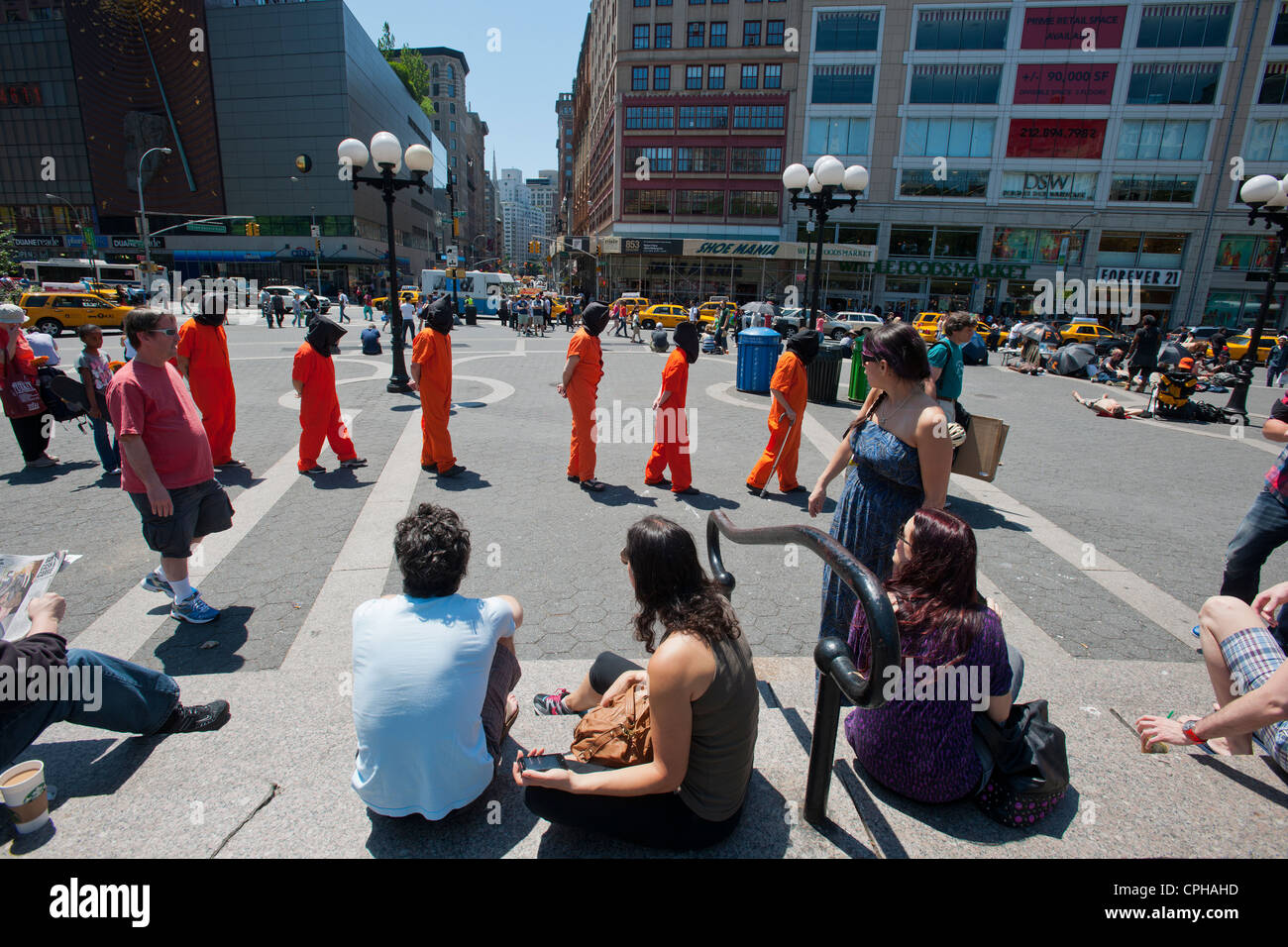 Volontari da testimoniare la tortura vestire come detenuti di Guantánamo in Union Square Park a New York Foto Stock