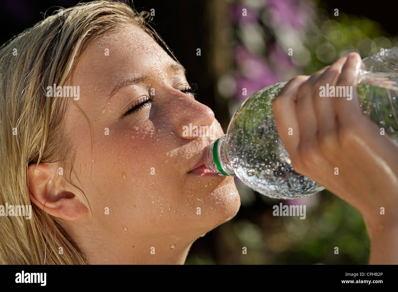 Ragazza giovane e carina acqua potabile Foto Stock