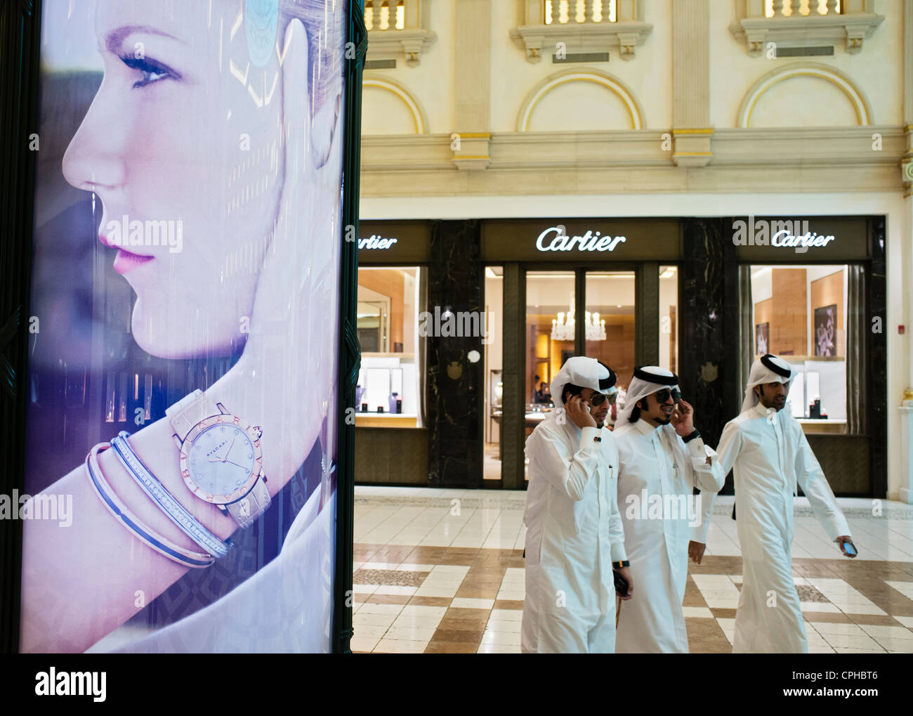 Western pubblicità affissioni in sistemazione moderno villaggio Mall a Doha in Qatar Foto Stock