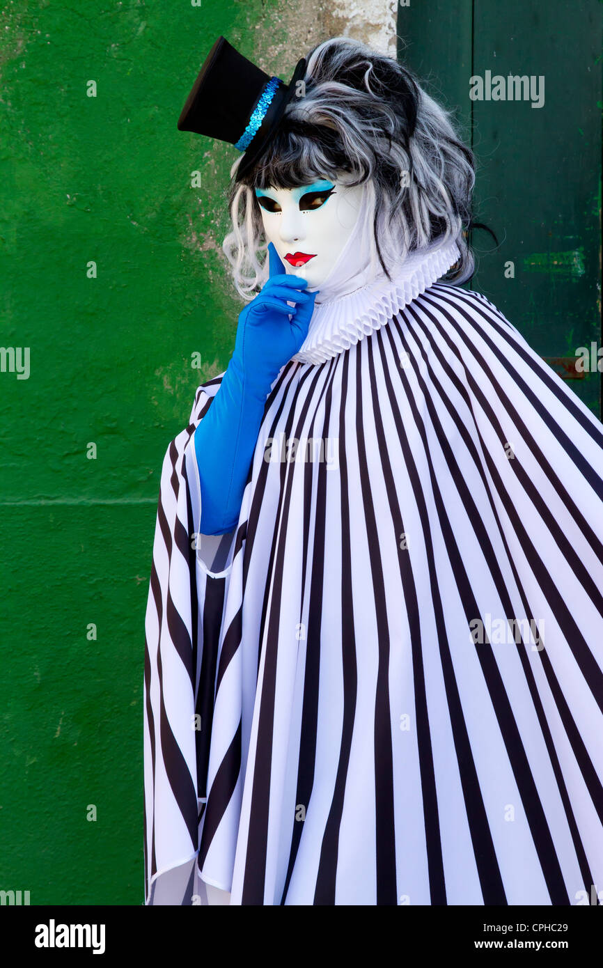 Persone in maschera travestimento di carnevale. Isola di Burano. Venezia, Italia. Foto Stock