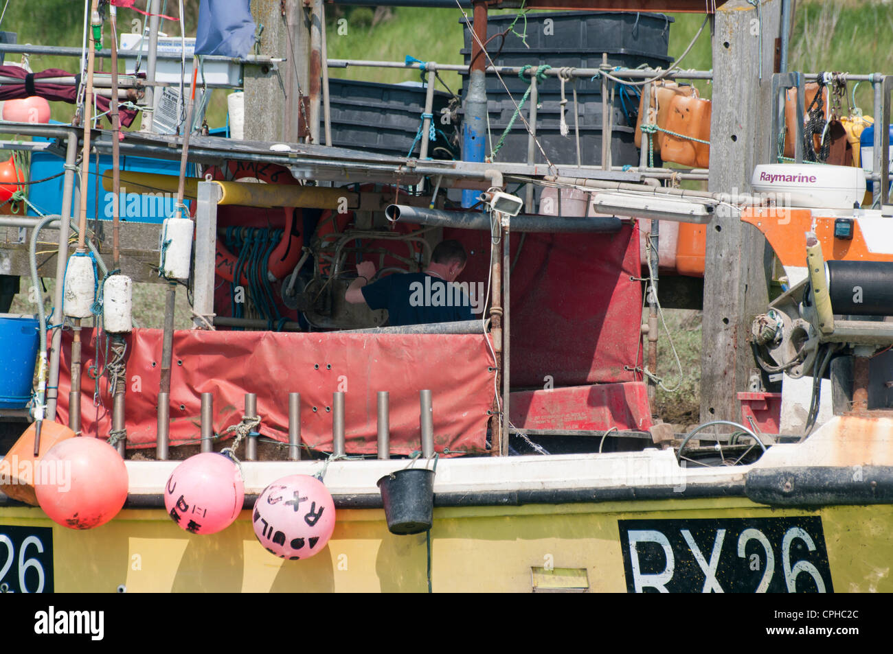 Pescatore commerciale lavorando sulla sua barca da pesca REGNO UNITO Foto Stock