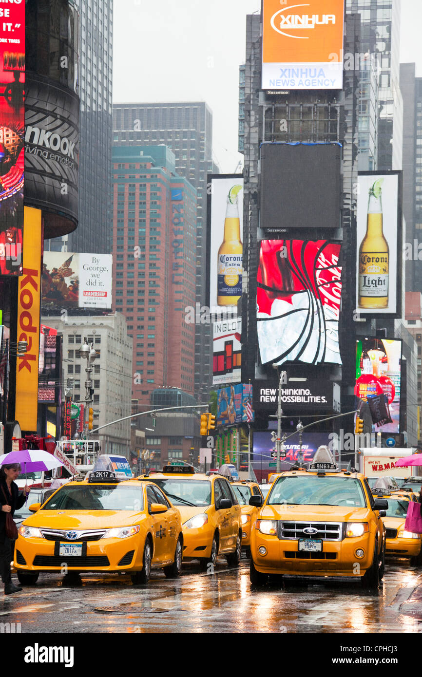 L'iconico Yellow taxi in Times Square a New York City negli Stati Uniti. Times Square New York,times square,times square a new york city,volte Foto Stock