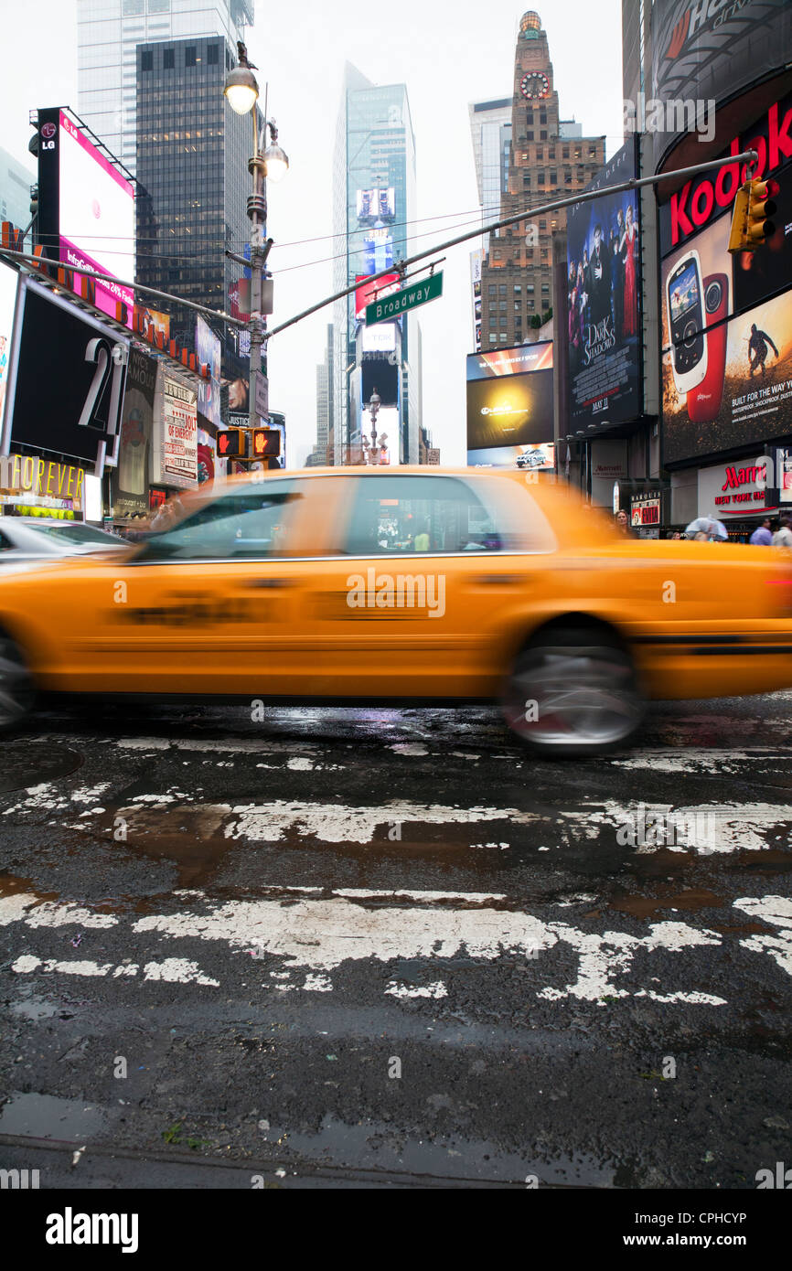 L'iconico Yellow taxi in Times Square a New York City negli Stati Uniti. Times Square New York,times square,times square a new york city,volte s Foto Stock
