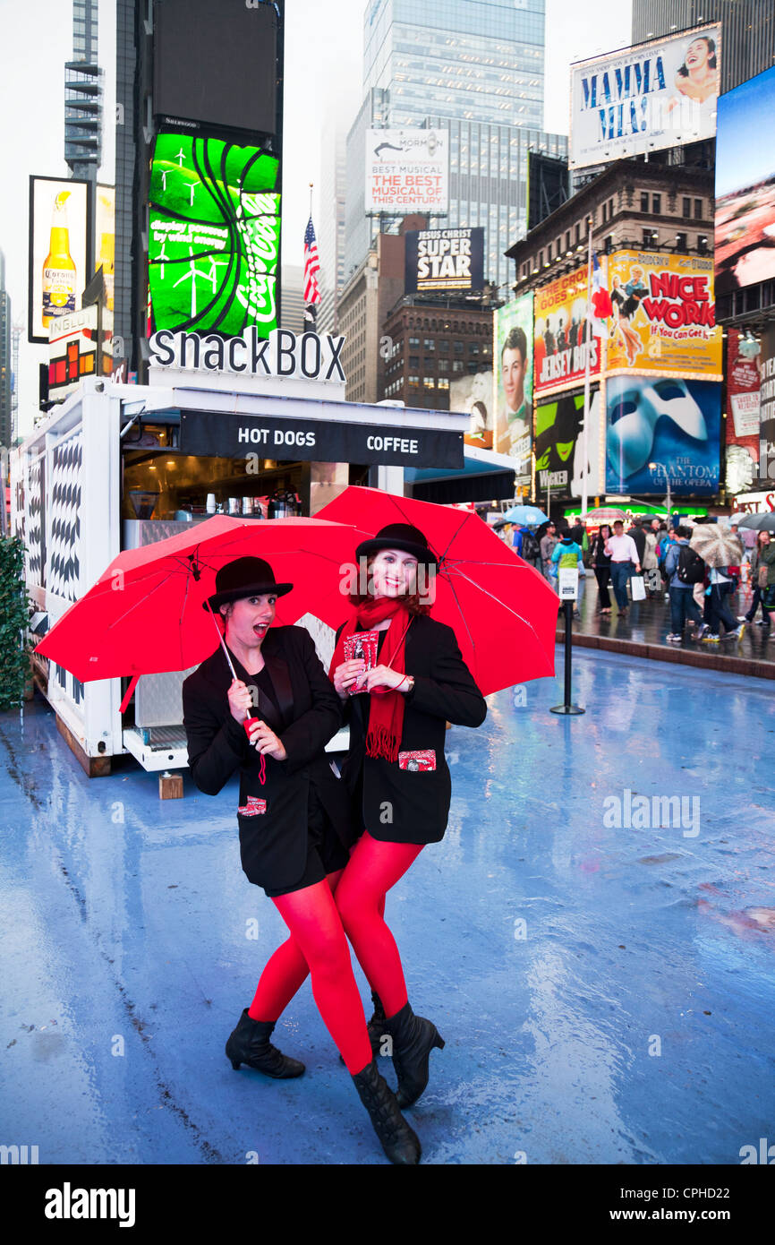 Ragazze Danza vendendo i biglietti per Chicago mostrano in Times Square a New York City Foto Stock