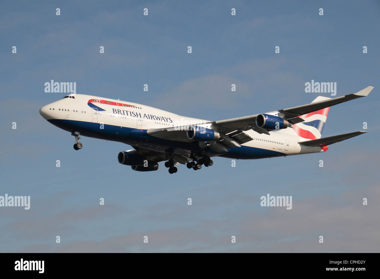 Un British Airways Boeing 747-436 (G-BYGF) attorno alla terra all'aeroporto di Heathrow di Londra, Regno Unito. Foto Stock