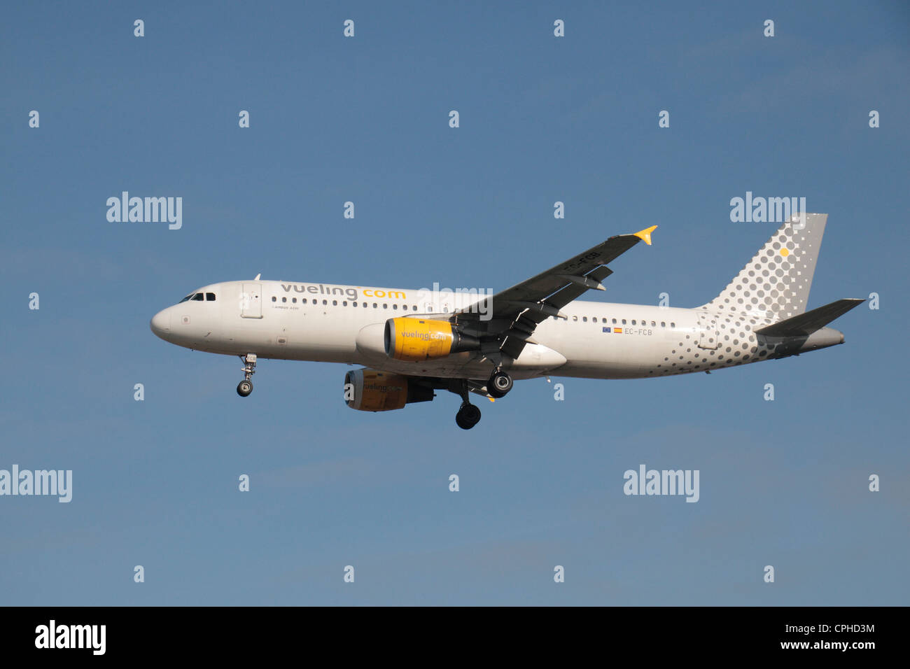 La Vueling Airbus A320-211 (Ce-FCB) attorno alla terra all'aeroporto di Heathrow di Londra, Regno Unito. Foto Stock