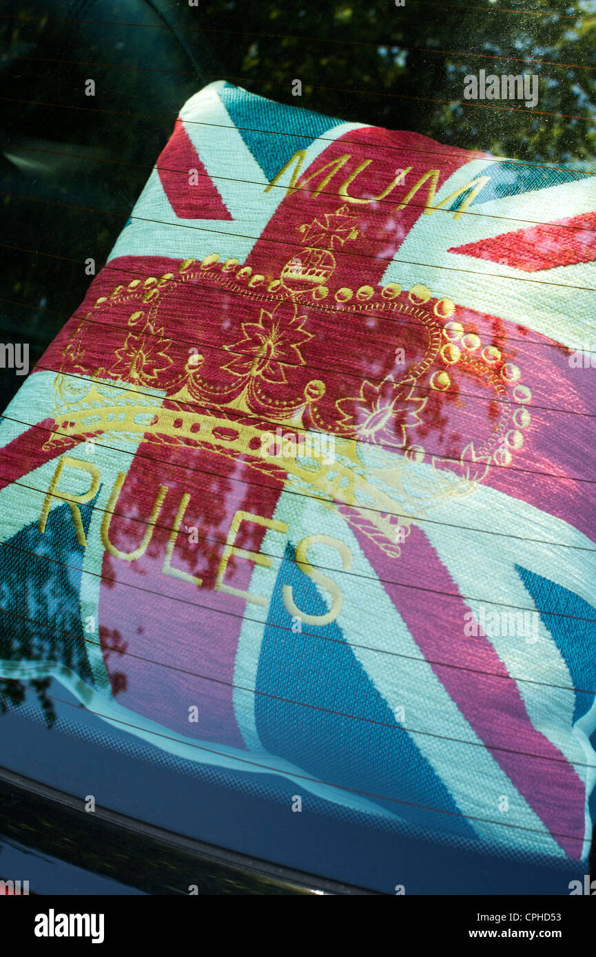 Union Jack flag 'Mamma regole' cuscino di corona nel retro di un automobile Foto Stock