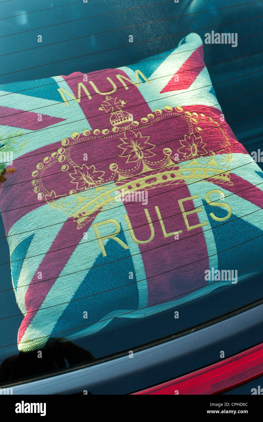Union Jack flag 'Mamma regole' cuscino di corona nel retro di un automobile Foto Stock