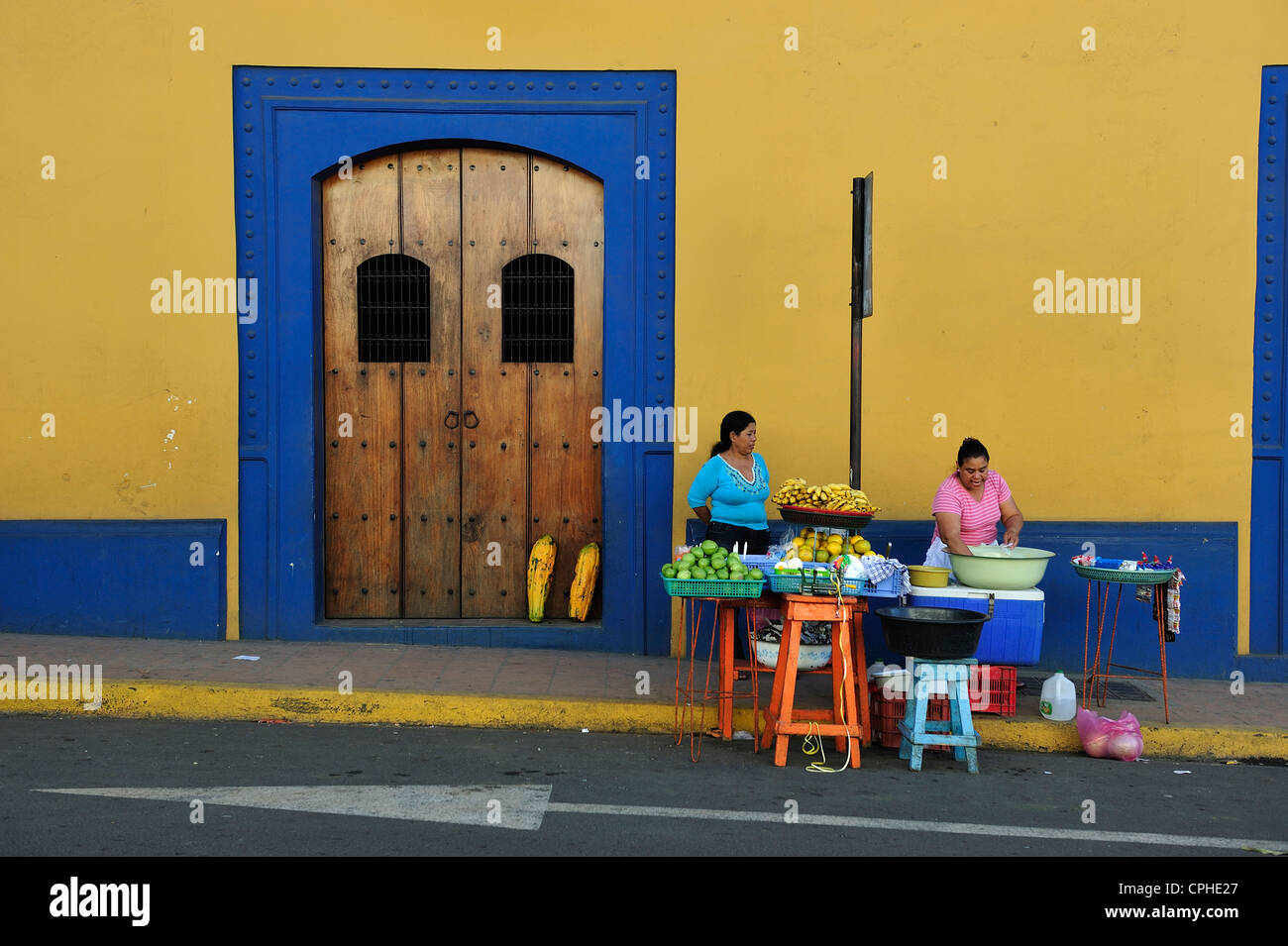 Verticale, frutta stand, donne, vendita, frutta, storico, giallo, Leon, Nicaragua america centrale, coloniale, Foto Stock