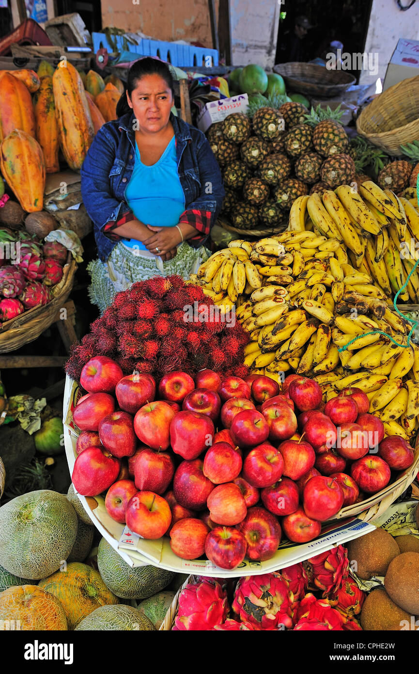 Frutta, fornitore, donna locale, verticale, mercato, Apple, Esteli, Nicaragua america centrale Foto Stock