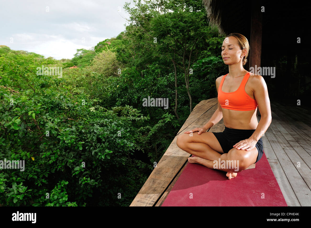 Lo Yoga, posizione tranquilla, meditare, donna bionda, bellezza, sereno, tropicale, Wellness Resort, Pacific Coast, Nicaragua, Central Ame Foto Stock