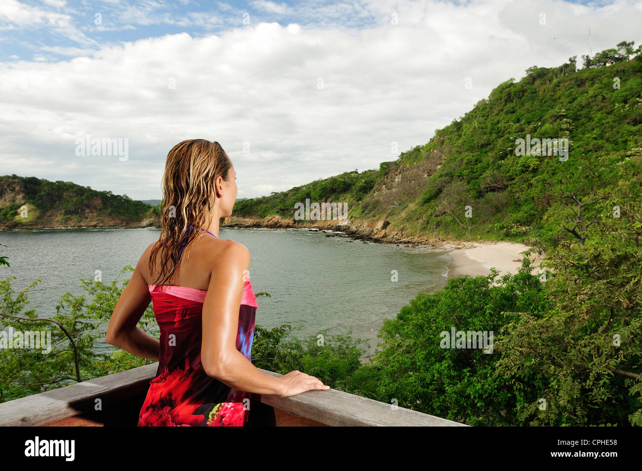 Donna, vista resort, beach e si affaccia sulla baia e appartate, deck, tropicale, Wellness Resort, Pacific Coast, Nicaragua, Central Amer Foto Stock