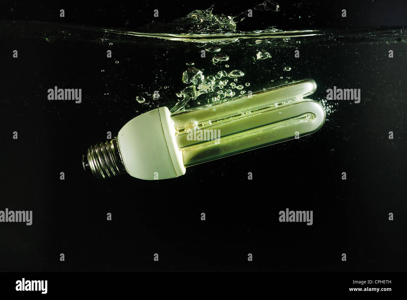 Lampada fluorescente cade in acqua con un tocco Foto Stock