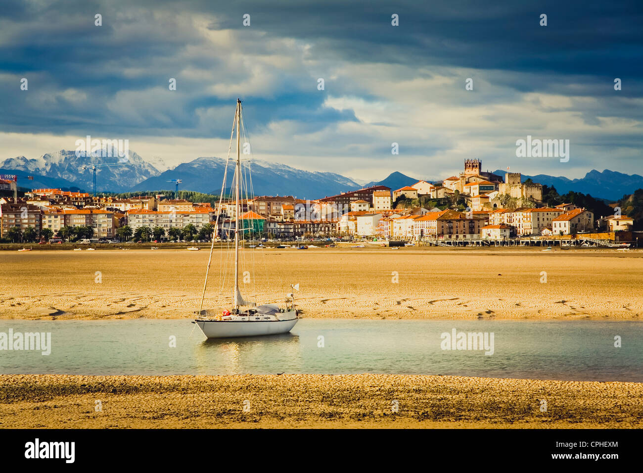 San Vicente de la Barquera village. Cantabria, Spagna. Foto Stock