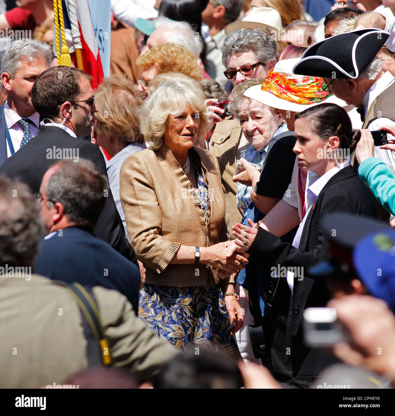 Camilla, duchessa di Cornovaglia, saluta la gente in San Giovanni, Canada, il 21 maggio 2012. Foto Stock