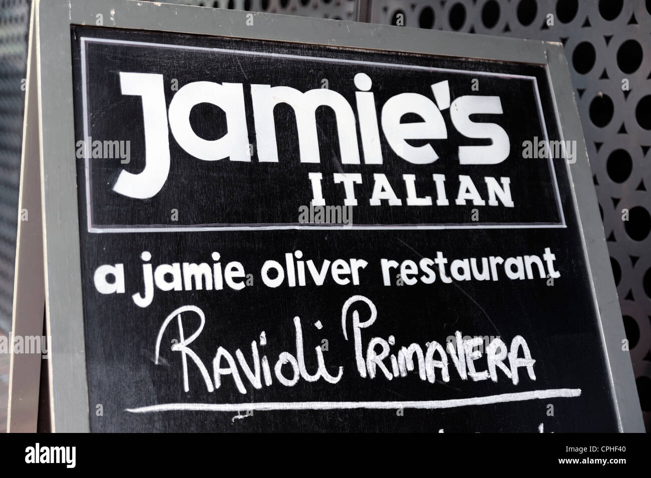 Jamie's Italian sign in Reading, Berkshire, Regno Unito. Jamie Oliver ristorante. Foto Stock
