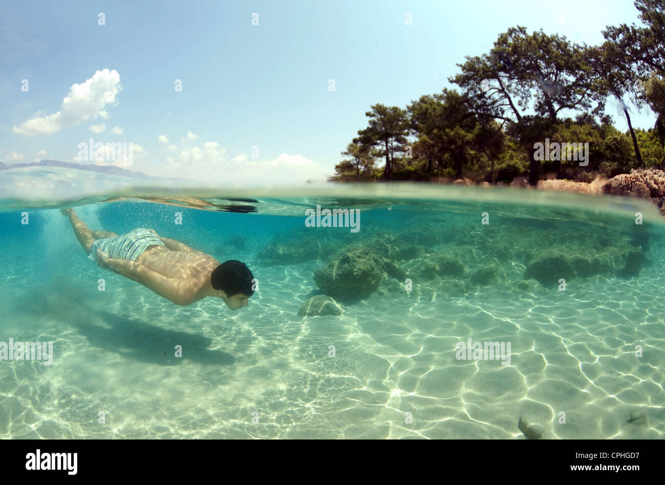 A livello diviso, l'uomo, immersioni isola di Cleopatra (Sedir Island), il Mare Egeo, Turchia Foto Stock