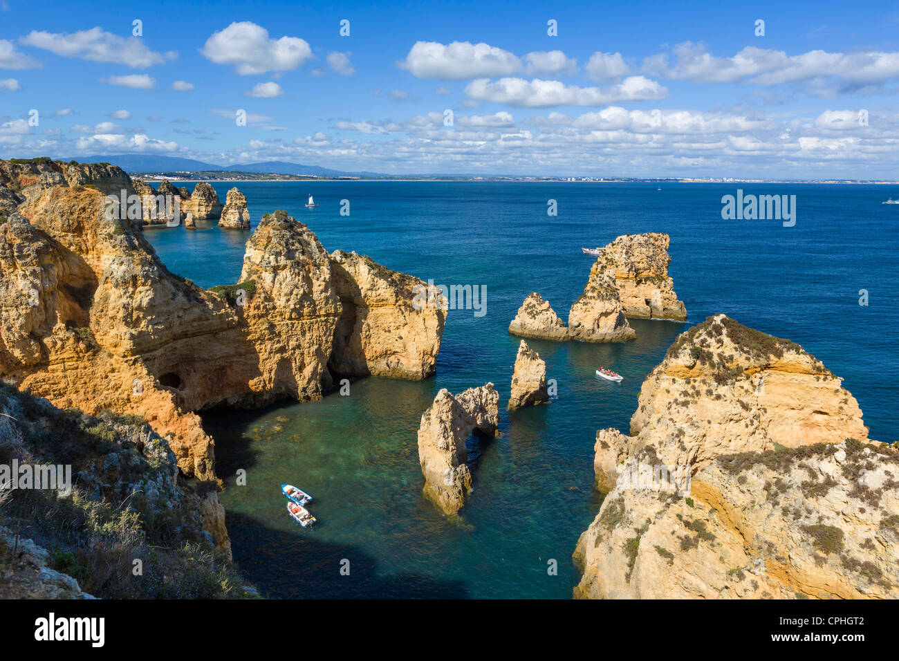 Vista lungo la costa da Ponta da Piedade vicino a Lagos, Algarve, PORTOGALLO Foto Stock