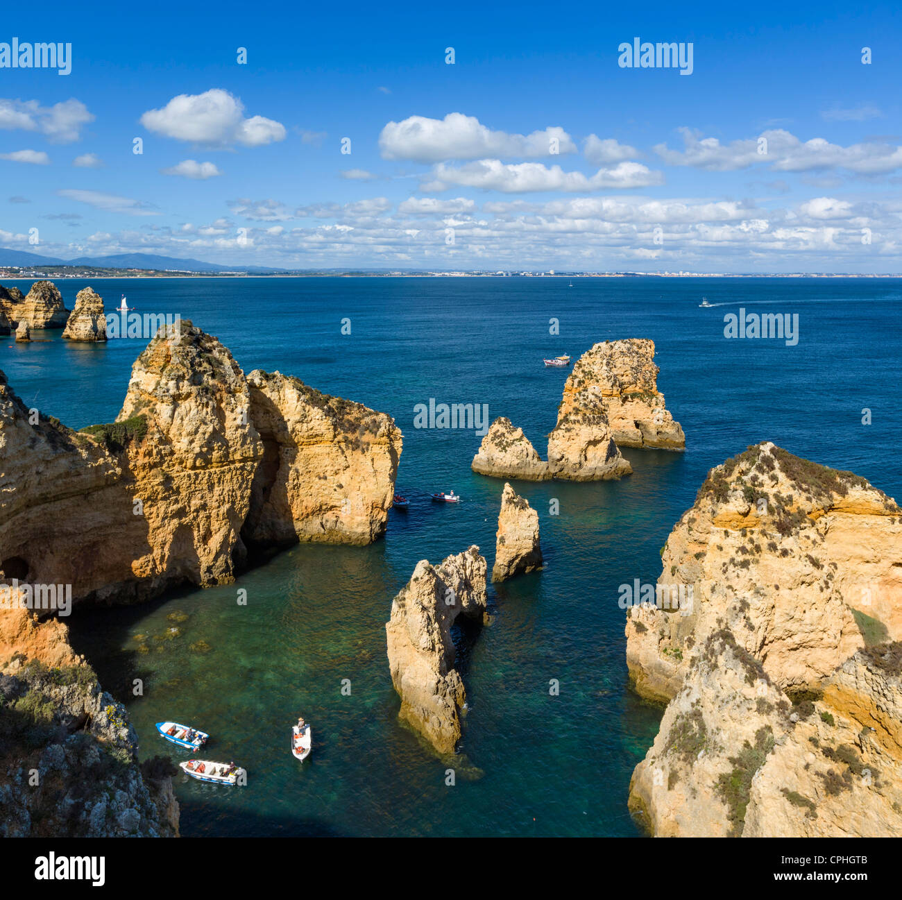 Vista lungo la costa da Ponta da Piedade vicino a Lagos, Algarve, PORTOGALLO Foto Stock