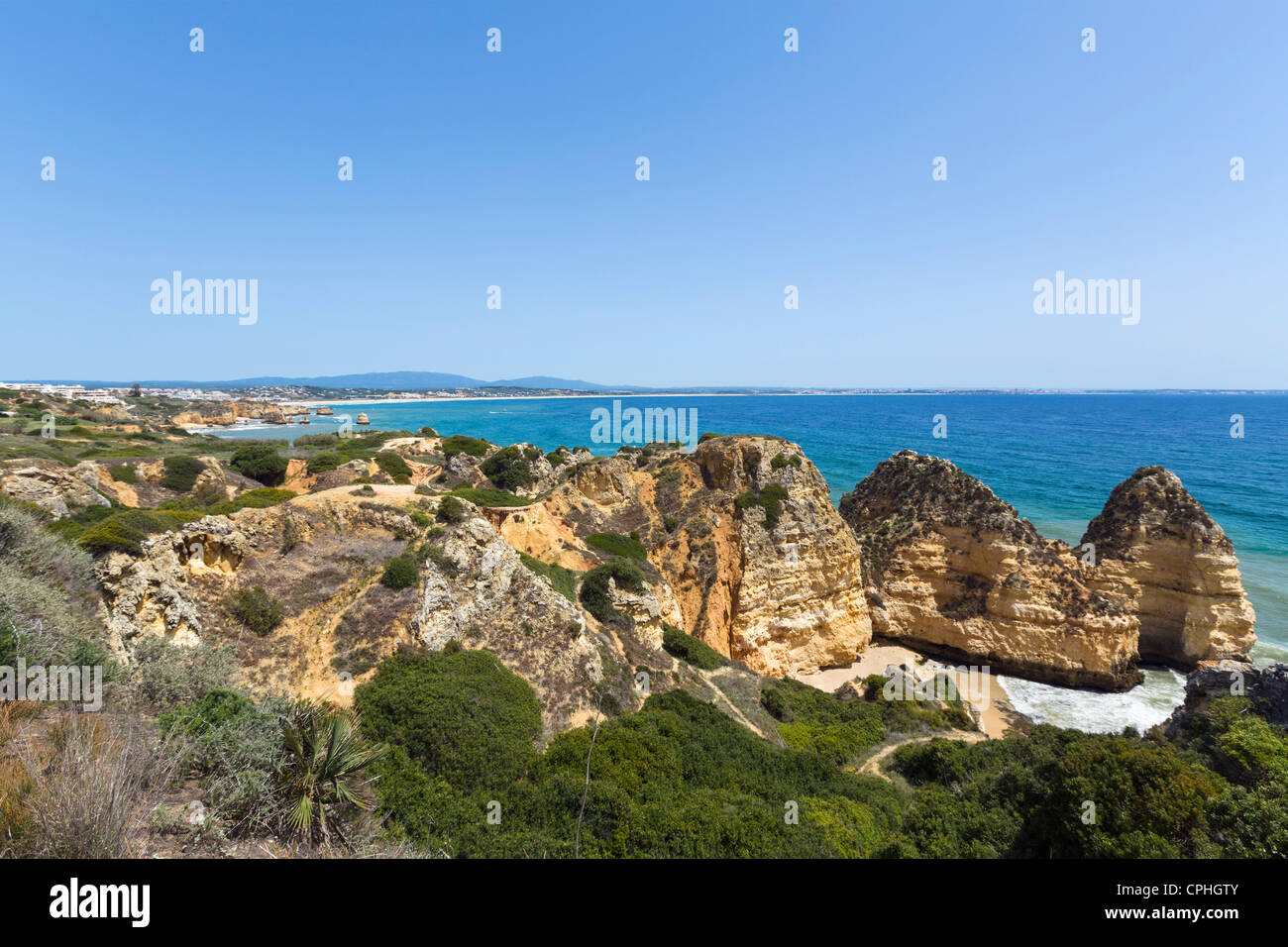 Vista lungo la costa da Ponta da Piedade vicino a Lagos, Algarve, PORTOGALLO Foto Stock