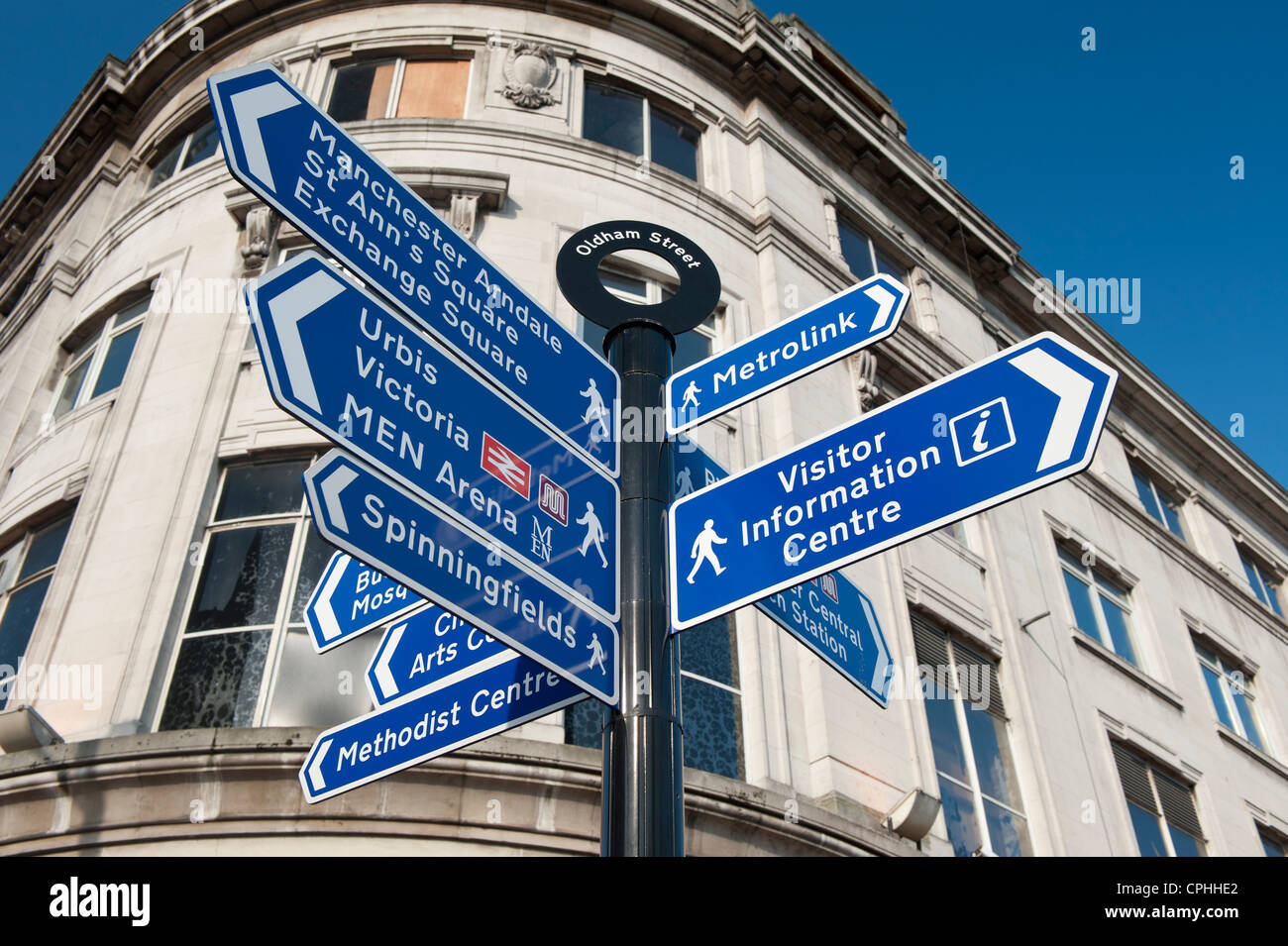 Un direzionale pedonale strada segno si trova in Oldham Street nel centro della città di Manchester. Foto Stock