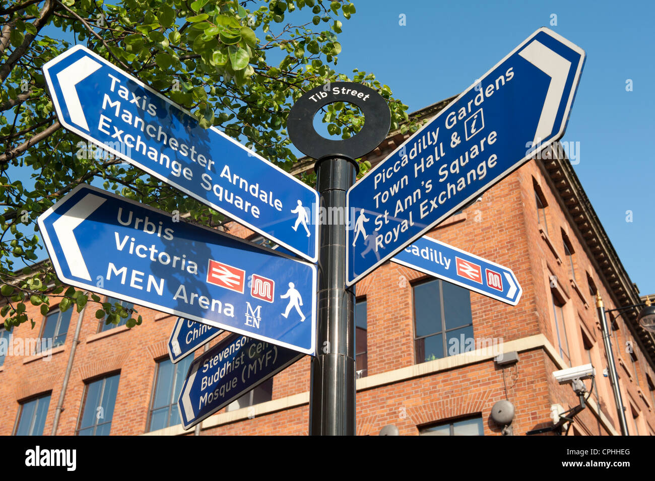 Un pedone direzionale segno street si trova a Tib Street nel Manchester Northern Quarter. Foto Stock