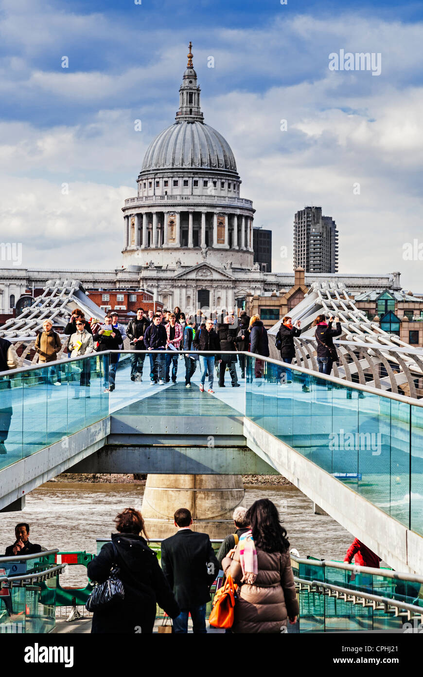 Il Millennium Bridge e Saint Pauls Cathedral, Londra, Inghilterra. Foto Stock