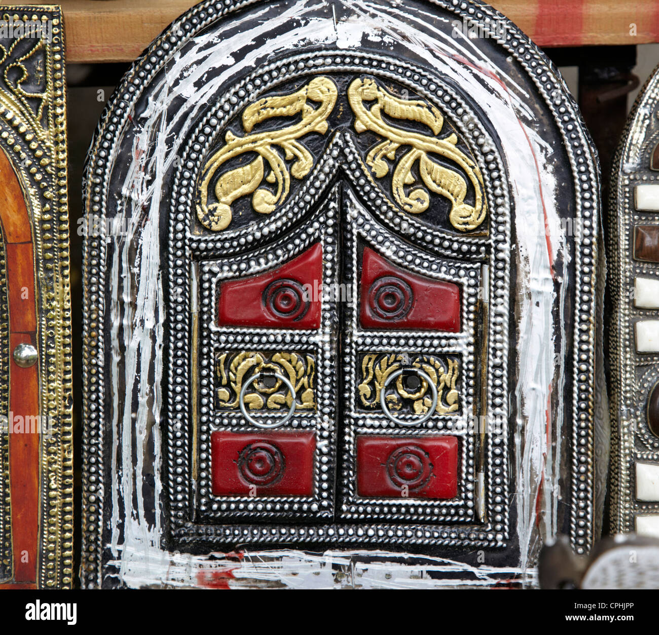 Porta locale specchio marrakech marocco Foto Stock