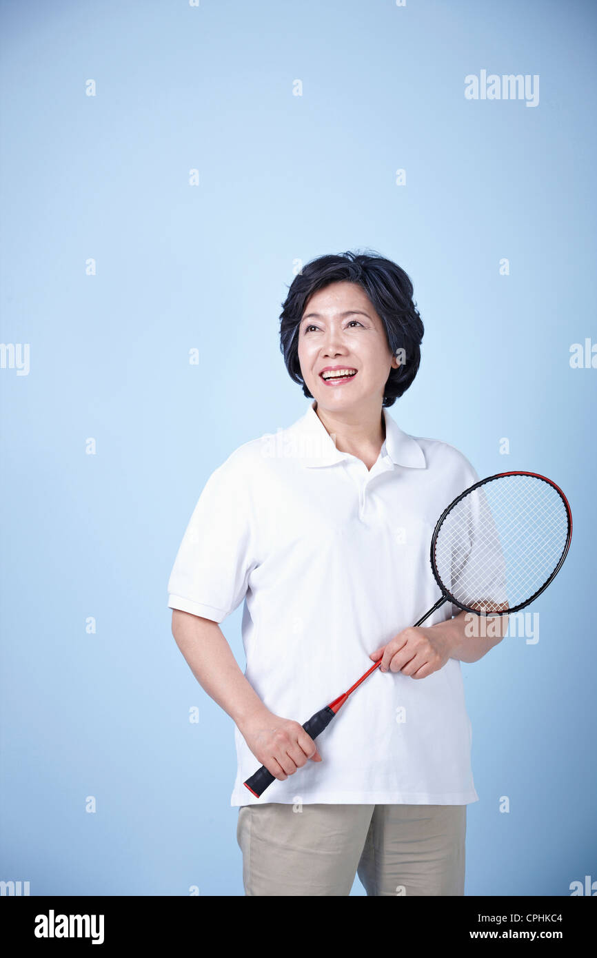 Una donna anziana con badminton racchetta Foto Stock
