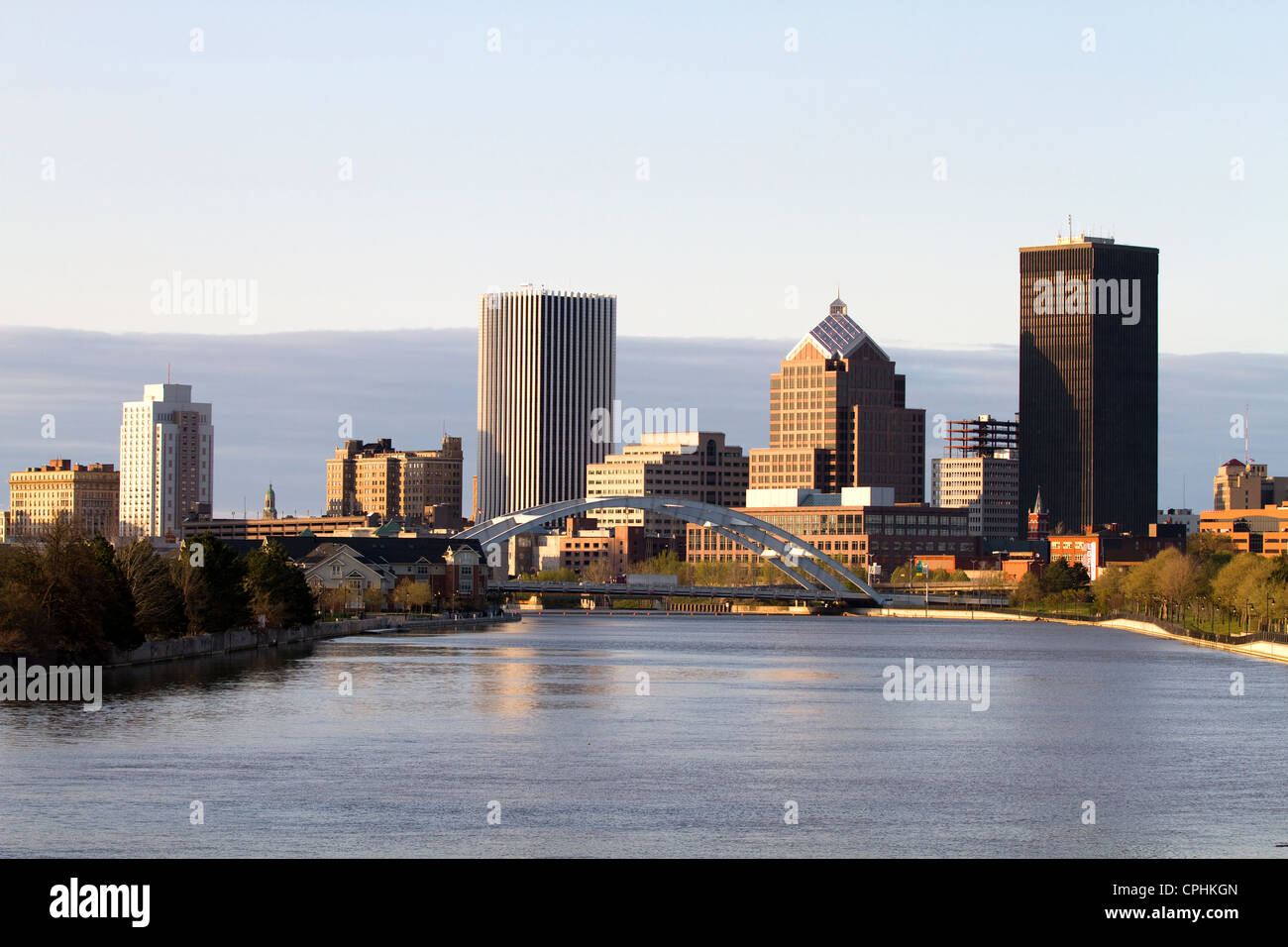 Rochester, New York, Stati Uniti d'America skyline visto da sud al tramonto con il fiume Genesee fluente verso l'area del centro cittadino. Foto Stock