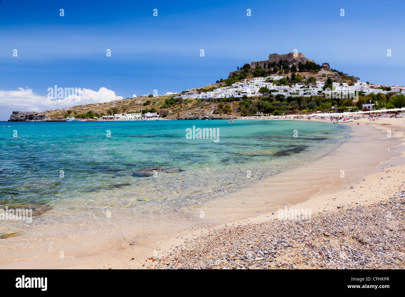 Sulla stupenda spiaggia di Lindos sul isola greca di Rodi Foto Stock