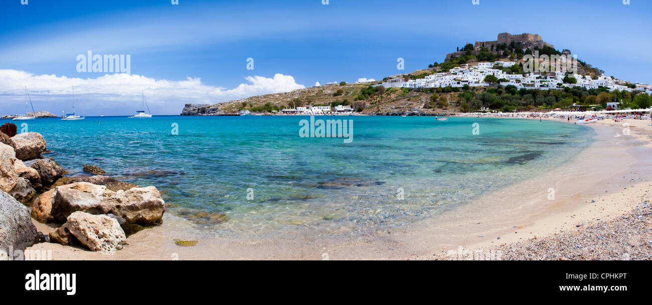 Sulla stupenda spiaggia di Lindos sul isola greca di Rodi Foto Stock