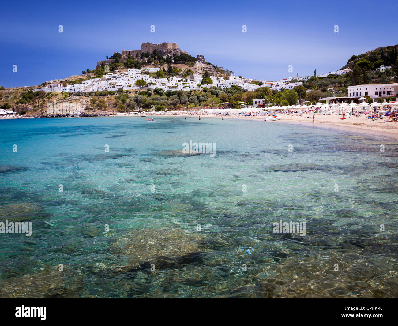 Sulla stupenda spiaggia di Lindos sul isola greca di Rodi Foto Stock