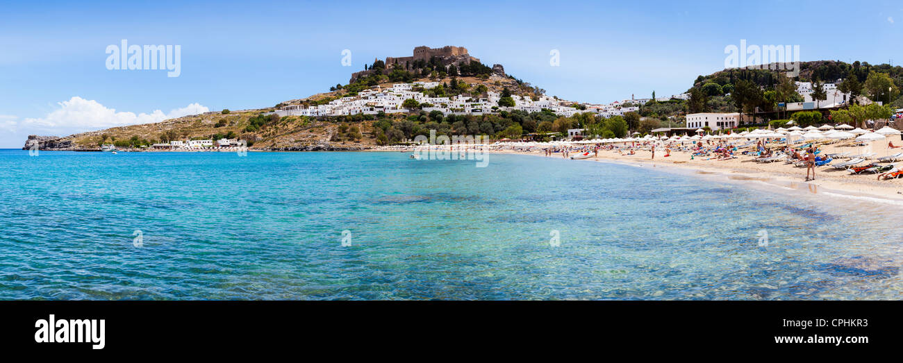 Sulla stupenda spiaggia di Lindos sul isola greca di Rodi Foto Stock