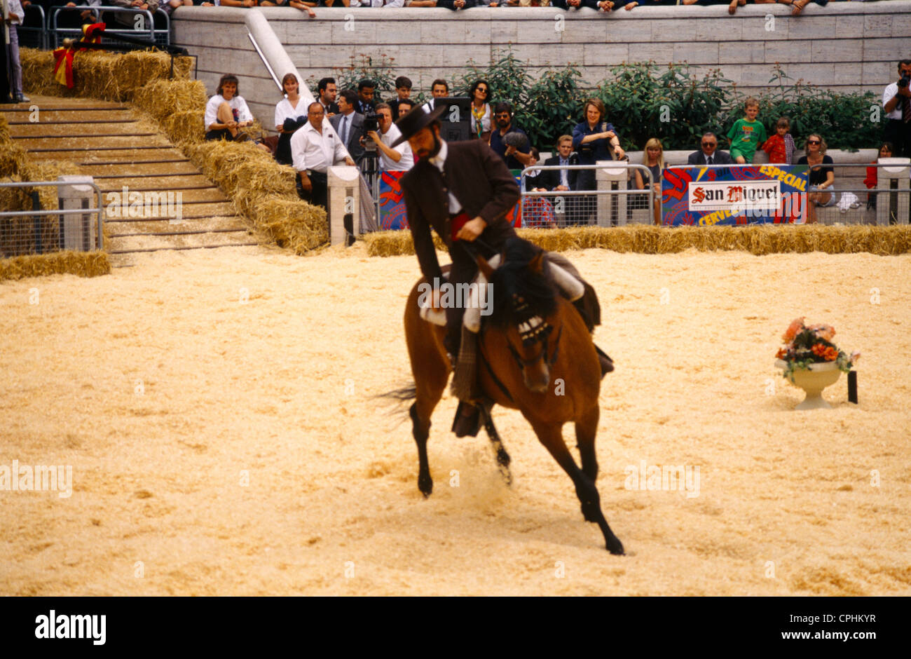 La Scuola di Equitazione Spagnola le prestazioni in London uomo a cavallo  in spagnolo abito tradizionale Foto stock - Alamy