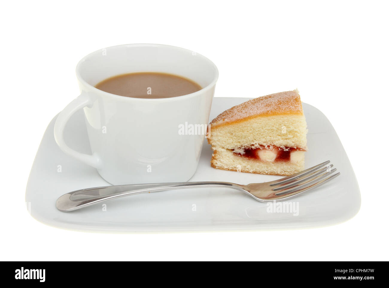 Tazza di caffè e slice in sandwich di spugna la torta su un piatto con una forchetta isolata contro bianco Foto Stock