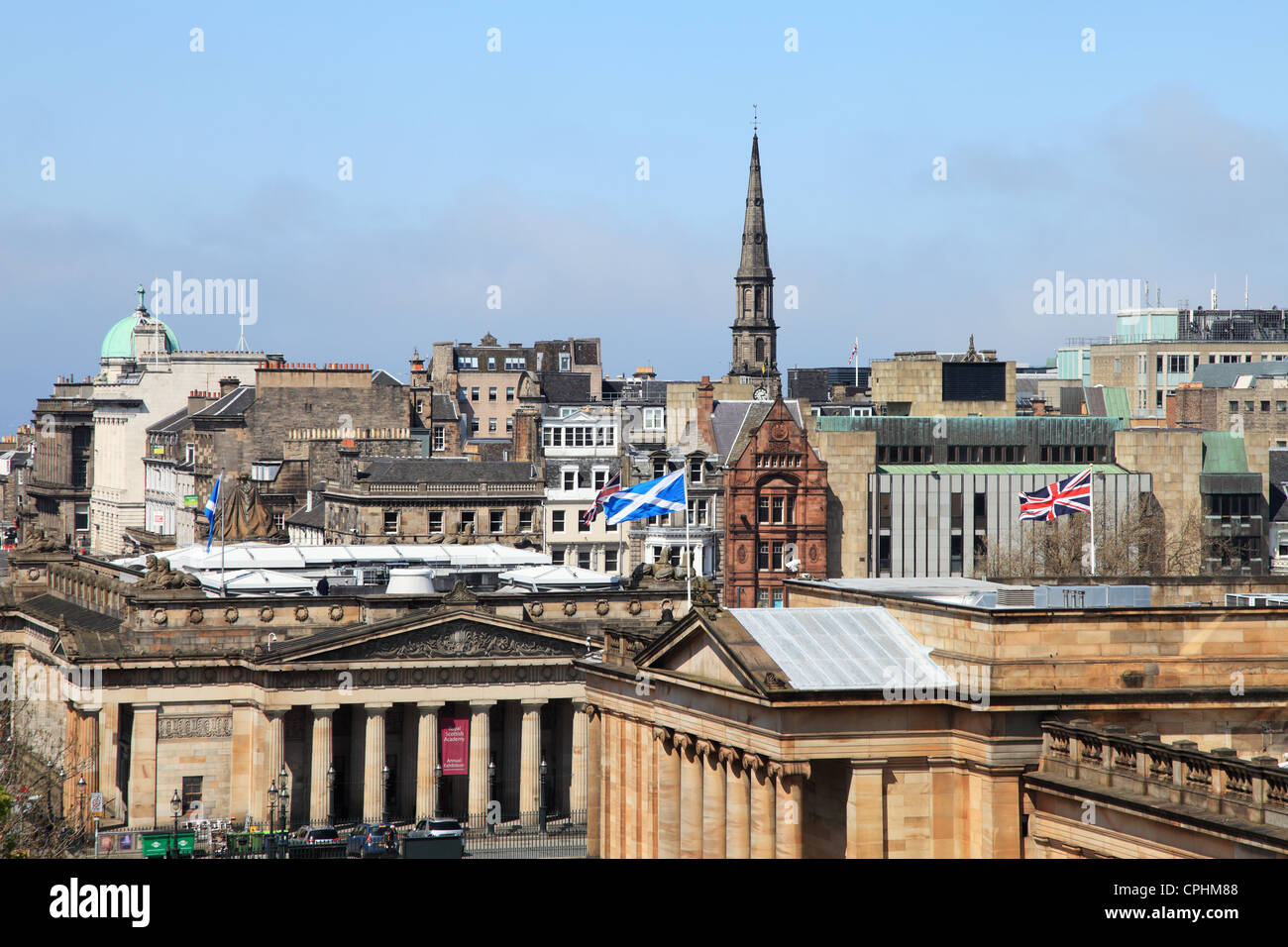 Edinburgh City skyline con scozzese ed europea bandiere sopra la Scottish National Galley, Scotland Regno Unito Foto Stock