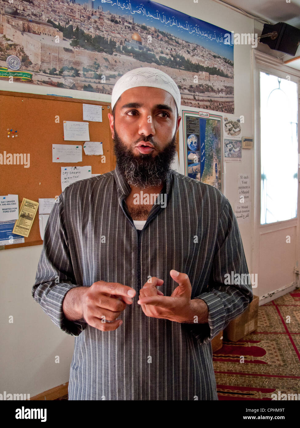 L'imam di una moschea storefront conta la sua congregazione in 'Little Beirut " sezione di Bay Ridge a Brooklyn, NY Foto Stock