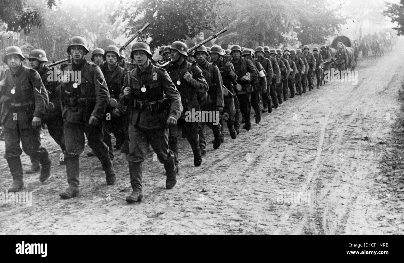 Un tedesco di colonna di fanteria al primo giorno di guerra, 1 settembre 1939 (foto b/n) Foto Stock