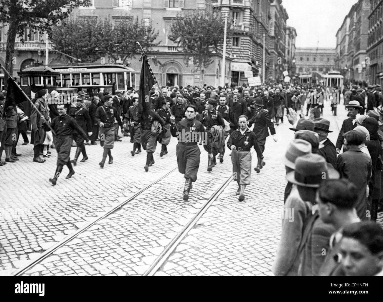 Fascisti italiani a Milano si muovono attraverso le strade di onorare il Duce, 1928 Foto Stock