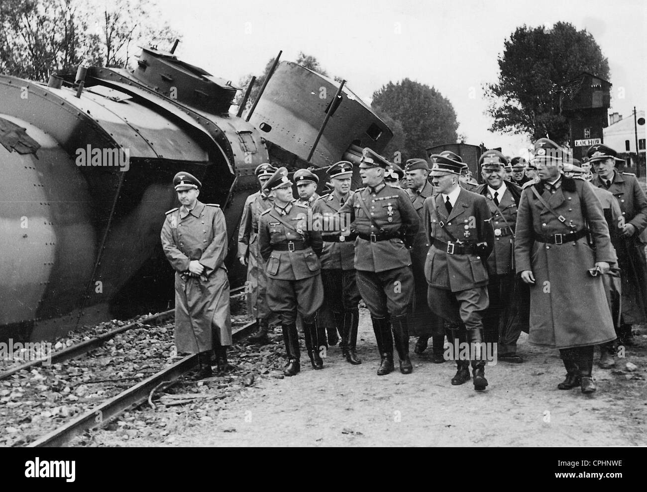 Adolf Hitler e senior figure nazista ispezionando un distrutto serbatoio polacco treno, settembre 1939 (foto b/n) Foto Stock