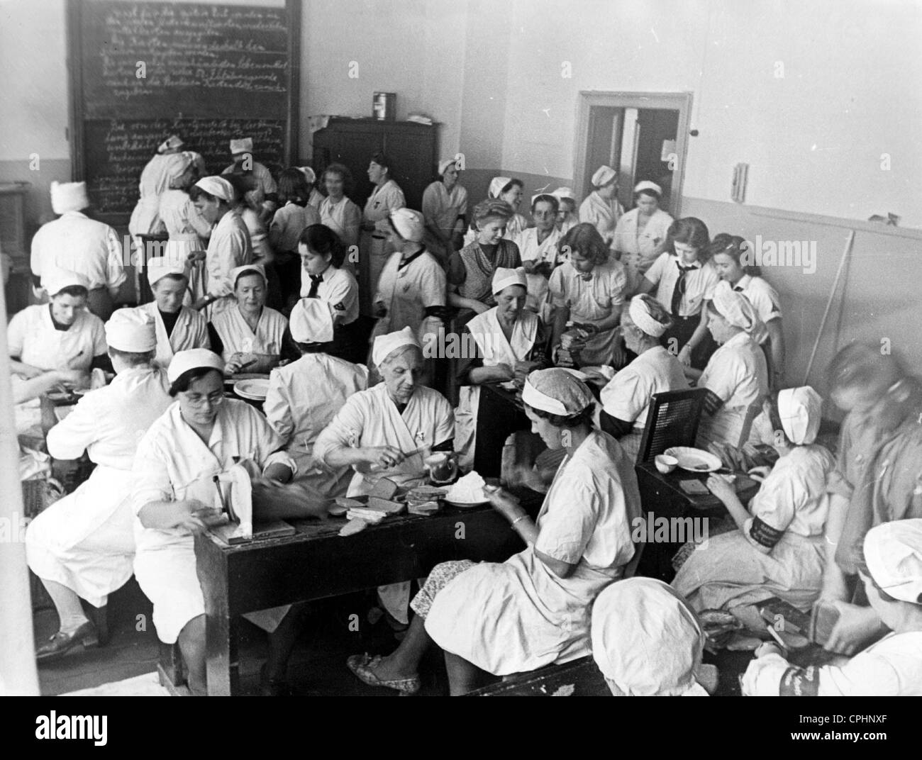 Cucina di aiuto dei nazisti della organizzazione di donne a Berlino, 1943 Foto Stock