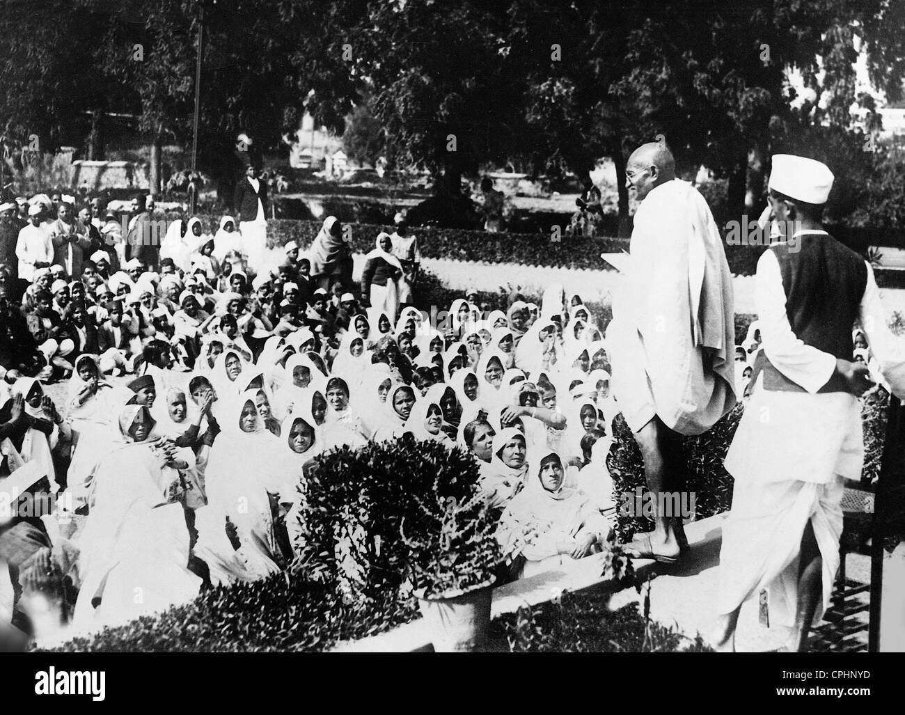Il Mahatma Gandhi parlando ai suoi seguaci, 1930 (foto b/n) Foto Stock