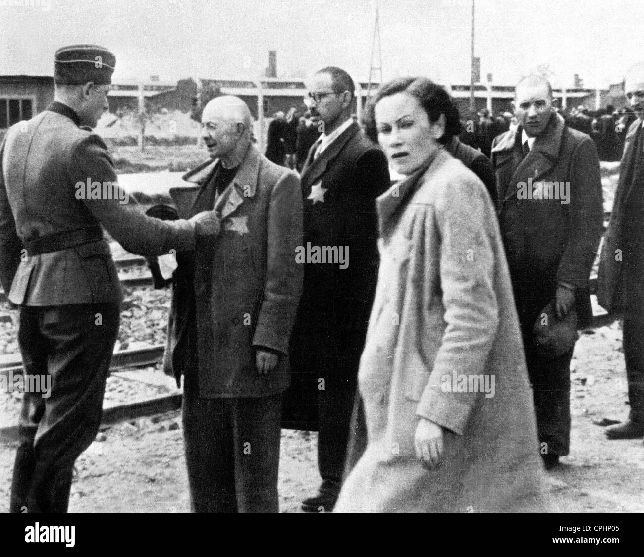 Deportati ebrei sono schierate per 'Selektion' al momento del loro arrivo alla Auschwiz campo di concentramento di Auschwitz, 1939 (foto b/n) Foto Stock