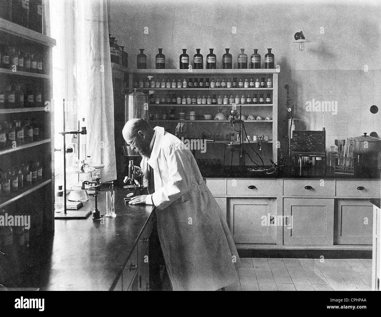 Robert Koch nel suo laboratorio Foto Stock